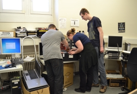 drei Auszubildende bei der Arbeit