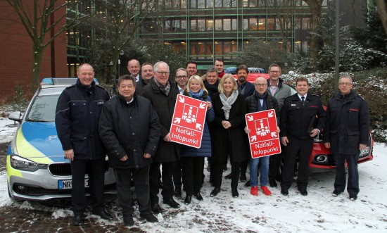 Der Landrat und die Bürgermeister der Kreisstädte mit Polizei und Feuerwehr.