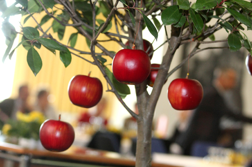 Bild eines Apfelbaumes mit roten Äpfeln