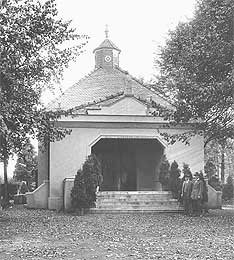 Friedhofsgebäude1 Bild eines alten Friedhofsgebäudes (Schwarz-weiß)