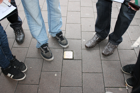 Das Bild zeigt einen Stolperstein